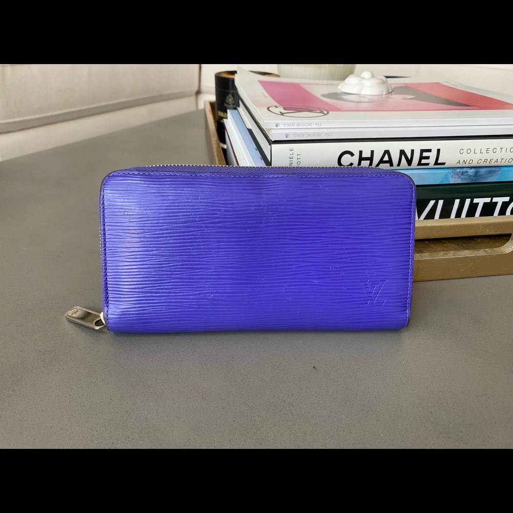 Authentic Louis Vuitton Zippy Epi Leather wallet